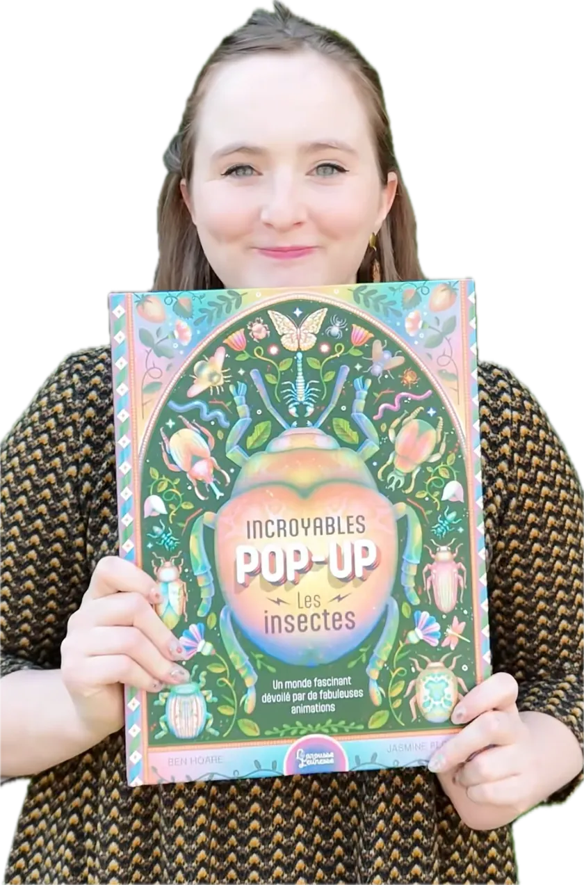 Léna présentant le livre Incroyables pop-up – Les insectes.